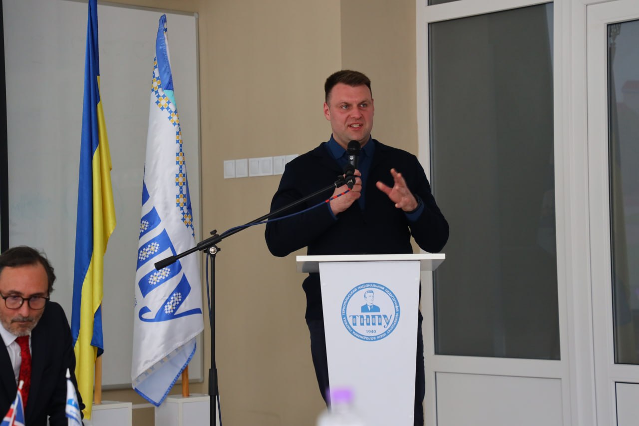 Dotsent kafedry ekonomichnoi teorii KNEU, kerivnyk napriamku neformalnoi osvity Arsen Kelichavyi